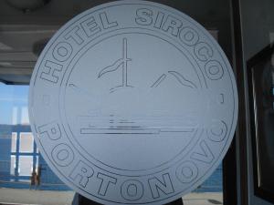 un signo para la institución estearina horexualxual en Hotel Siroco, en Portonovo