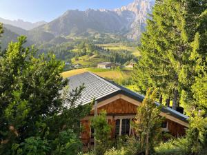 una casa con vista su una montagna di Chalet in Dienten by Ski Slopes & Wellness a Dienten am Hochkönig
