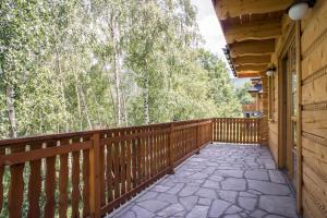 Balkon lub taras w obiekcie Mosorny Park Drewniane Komfortowe Domki Całoroczne