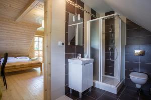 A bathroom at Mosorny Park Drewniane Komfortowe Domki Całoroczne