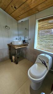 ein Badezimmer mit Toilette und Waschbecken in der Unterkunft Wanderlust Chapter 1 in Arangkēl