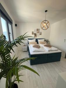 KravljaPenthouse Apartment mit Meerblick in der Bucht von Kotor mit Pool Area- 400m bis zum Strand的一间带床和盆栽的卧室 更多30张照片