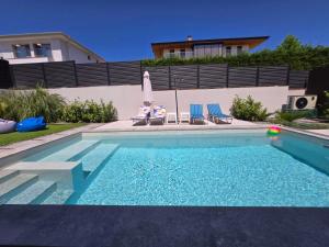 Bazén v ubytování Villa Felicity nebo v jeho okolí