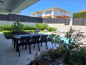 Bazén v ubytování Villa Felicity nebo v jeho okolí