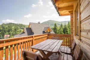 Widok na góry z tego domu w stylu alpejskim