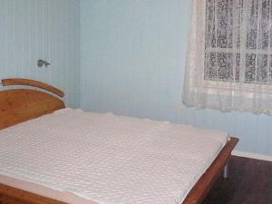 una camera con letto e materasso bianco di 10 person holiday home in Lindesnes-By Traum a Spangereid