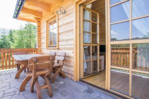 Balkon lub taras w obiekcie Mosorny Park Drewniane Komfortowe Domki Całoroczne