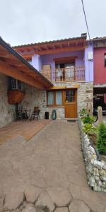 eine große Terrasse vor einem Haus in der Unterkunft VV Casa Zalo in Cangas de Onís