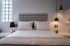 A bed or beds in a room at Aerides Mandrakia Milos