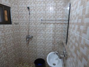 Ένα μπάνιο στο STUDIO 2 Climatisé et Ventilateur Plafonnier et WIFI GRATUIT A 6 NUITEES DE RESERVATION