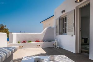 A balcony or terrace at Aerides Mandrakia Milos