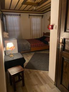ein Schlafzimmer mit einem Bett und einem Tisch mit einer Lampe in der Unterkunft Şirince Larin Pansiyon in Selçuk