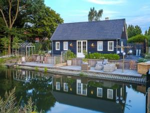 una casa en el agua con su reflejo en Holiday Home in Cothen by the Waterfront, en Cothen