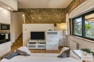 une chambre avec un lit et une télévision dans l'établissement Mas Tarres L'alzina Madremanya, à Madremanya