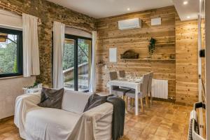 un salon avec un canapé et une table dans l'établissement Mas Tarres L'alzina Madremanya, à Madremanya