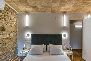 - une chambre avec un grand lit et 2 tables dans l'établissement Mas Tarres L'alzina Madremanya, à Madremanya 22 autres photos