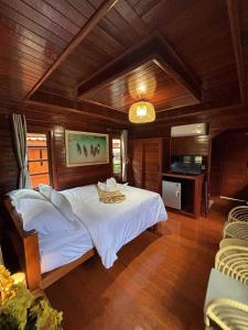 Un pat sau paturi într-o cameră la Guitar Thai Style Pool House