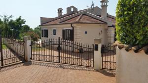 Budova, kde se vila nachází