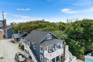 Parrot Bay 17 في آوشين سيتي: اطلالة جوية على بيت ازرق مع شرفة