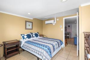 Parrot Bay 17 في آوشين سيتي: غرفة نوم بها سرير مع لحاف أزرق وأبيض +26 صورة