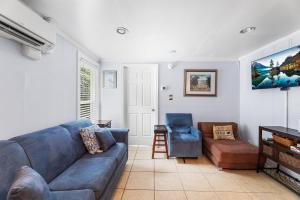 Parrot Bay 17 في آوشين سيتي: غرفة معيشة مع أريكة زرقاء وكرسي