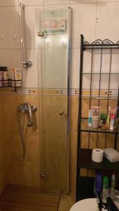 una ducha con puerta de cristal en un baño en Sea View Apartment in Byala, en Byala