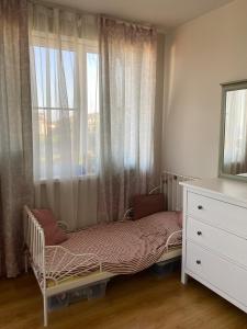 Un dormitorio pequeño con una cama y una ventana. en Sea View Apartment in Byala, en Byala 19 fotos más