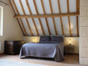 Ένα ή περισσότερα κρεβάτια σε δωμάτιο στο Beautifully located country house with heated pool