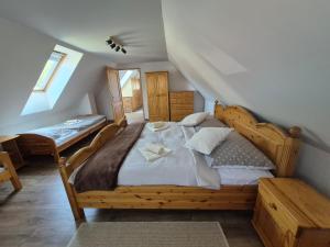 Ένα ή περισσότερα κρεβάτια σε δωμάτιο στο Chata HUBERT