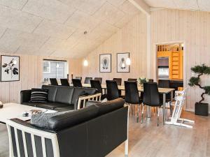 Χώρος καθιστικού στο 12 person holiday home in Hasselberg