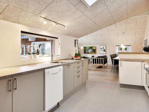 Η κουζίνα ή μικρή κουζίνα στο 12 person holiday home in Hasselberg