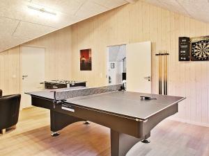 Η αίθουσα παιχνιδιών του 12 person holiday home in Hasselberg
