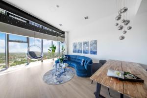 Posezení v ubytování Apartamenty w Sky Tower + 32 fotografií