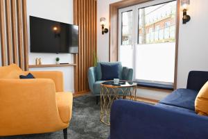 a living room with two chairs and a tv at Pidder-Lyng Haus 3 in Böhl