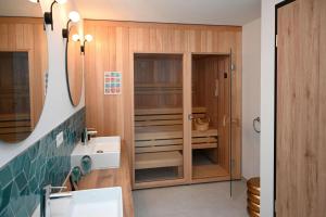 a bathroom with a sink and a mirror at Pidder-Lyng Haus 3 in Böhl