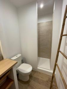 Koupelna v ubytování La Bicoque - Les pieds dans le sable - Vue sur les Iles d'or