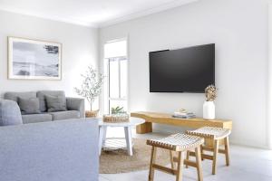 TV a/nebo společenská místnost v ubytování Main Beach House - Coastal Family Holiday Home