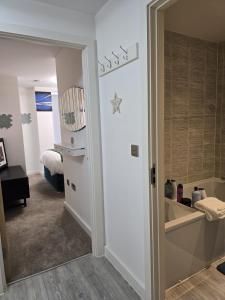 a room with a bathroom with a bed and a mirror at Mega3 Luxury 2Bedrooms Apartment -2Baths, 2Toilets in Manchester