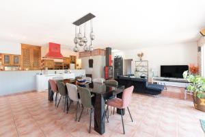 a kitchen and dining room with a table and chairs at Maison Zoé- Haute pyrenees in Saint-Laurent-de-Neste
