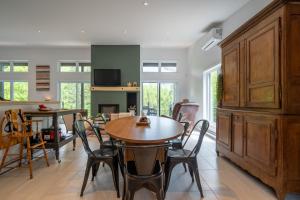 Μια τηλεόραση ή/και κέντρο ψυχαγωγίας στο Spa et Private lake - Le Rocher du Lac +38 φωτογραφίες