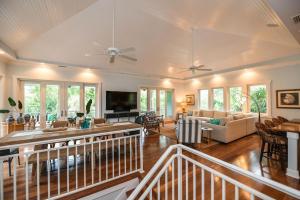 Televiisor ja/või meelelahutuskeskus majutusasutuses Casa Mariposa - Luxury Butterfly Garden Steps to Pine Ave PoolSpa Bikes 4 Houses to Beach