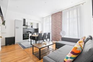 un salon avec un canapé et une table dans l'établissement 2 Bedroom Apartment Île Saint-Louis With Free Netflix, à Paris