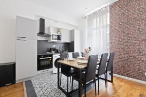 une cuisine et une salle à manger avec une table et des chaises dans l'établissement 2 Bedroom Apartment Île Saint-Louis With Free Netflix, à Paris 7 autres photos