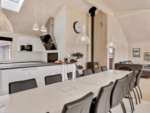 Una cocina y un comedor con una mesa y sillas blancas. en 16 person holiday home in Vejby, en Vejby