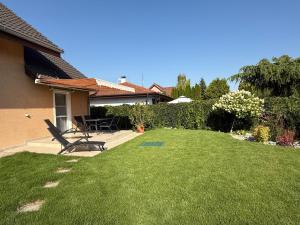 a yard with a bench and a house at Samaria Apartments in Šamorín
