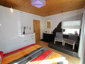 a bedroom with a bed and a table and chairs at Wohnung in Treffen nahe Gerlitzen Skipisten in Stöckelweingarten