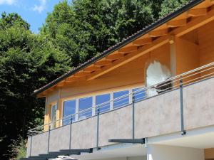 a house with a balcony on the side of it at Wohnung in Treffen nahe Gerlitzen Skipisten in Stöckelweingarten