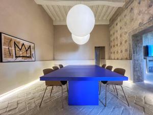 Una gran mesa azul en una habitación con sillas. en Residenza Neri-Serneri, en Foiano della Chiana 37 fotos más