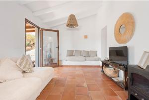 a living room with a couch and a tv at Casa Perruchena in Los Romanes