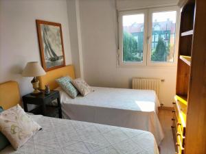 a room with two beds and a window at Salinas en el horizonte in Salinas